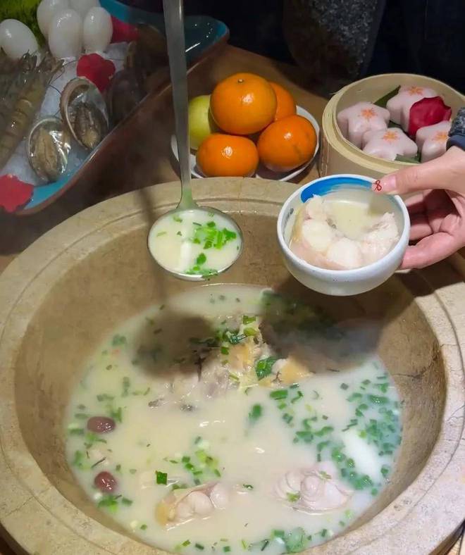 生火锅锅底竟然加入枸杞！麻将胡了游戏年轻人追捧养(图7)