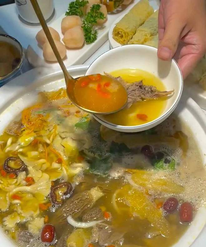 生火锅锅底竟然加入枸杞！麻将胡了游戏年轻人追捧养(图8)