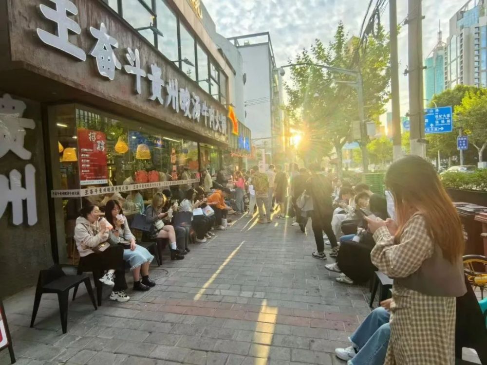 月营收200多万！这款小众火锅正在崛起PG电子麻将胡了2排队超2小时有门店(图4)